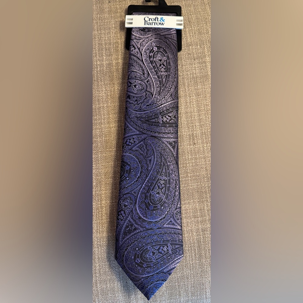 👔 NWT Men’s tie deep purple and black.